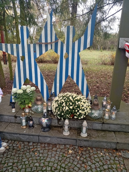 Pamiętamy o zasłużonych – wyjście klasy 5 na cmentarz w Ratowicach